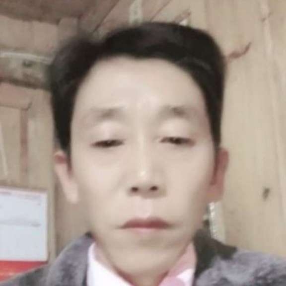 不安蹙眉舒荷的照片