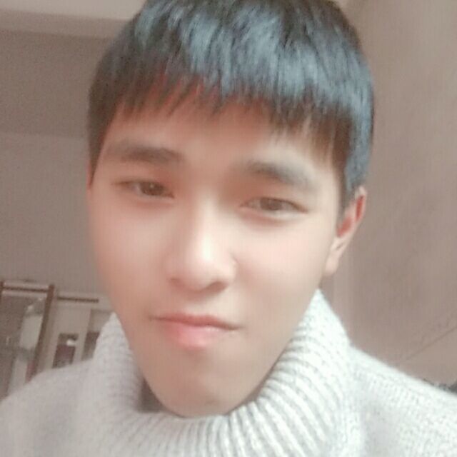 镜子倾心认真的照片