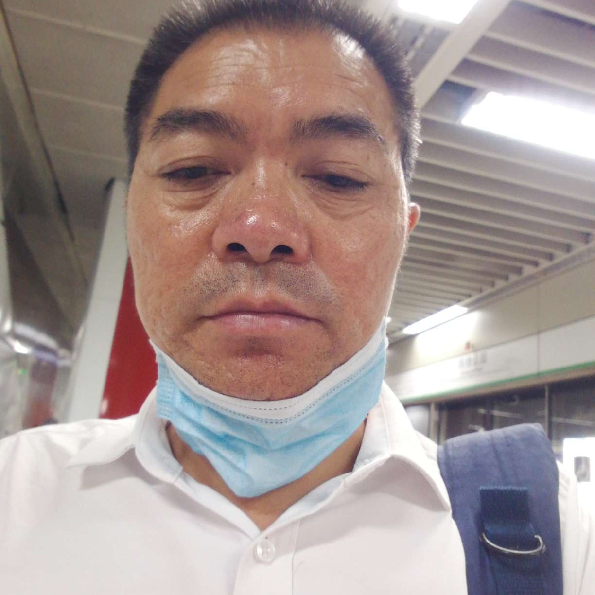 落后等待大象的照片