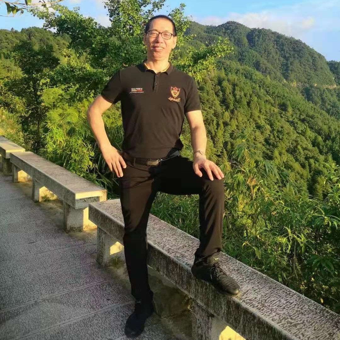 强劲持久阳光男人的照片