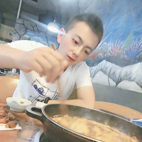 帅气回首黑夜的照片