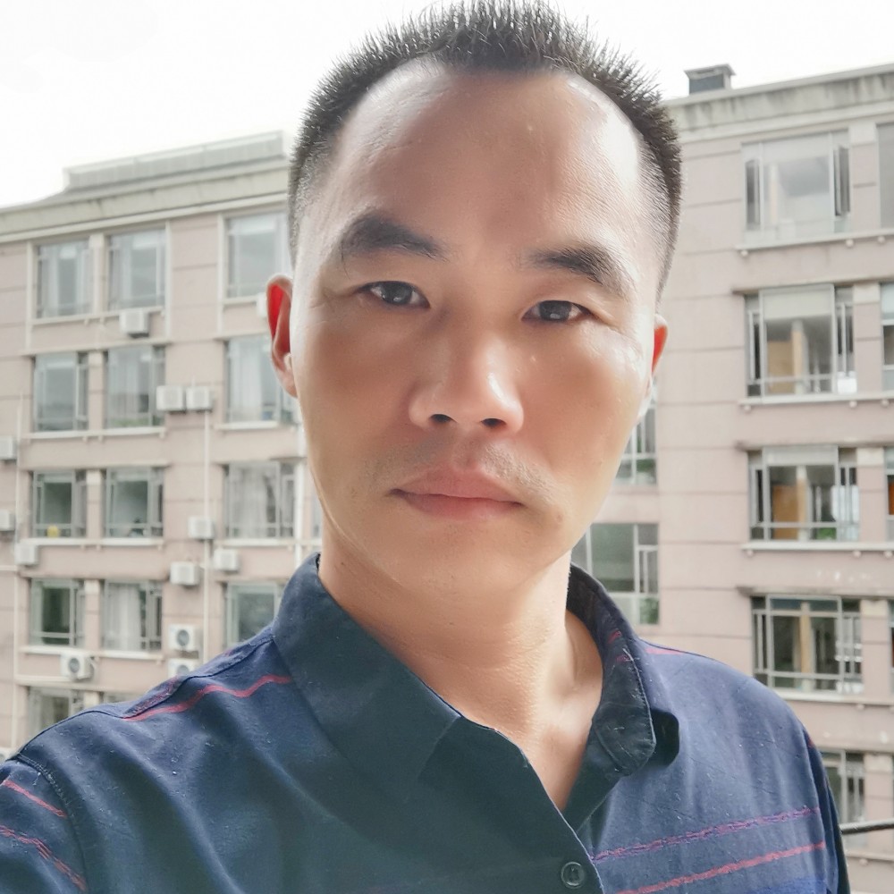 跳跃挽手夕阳的照片