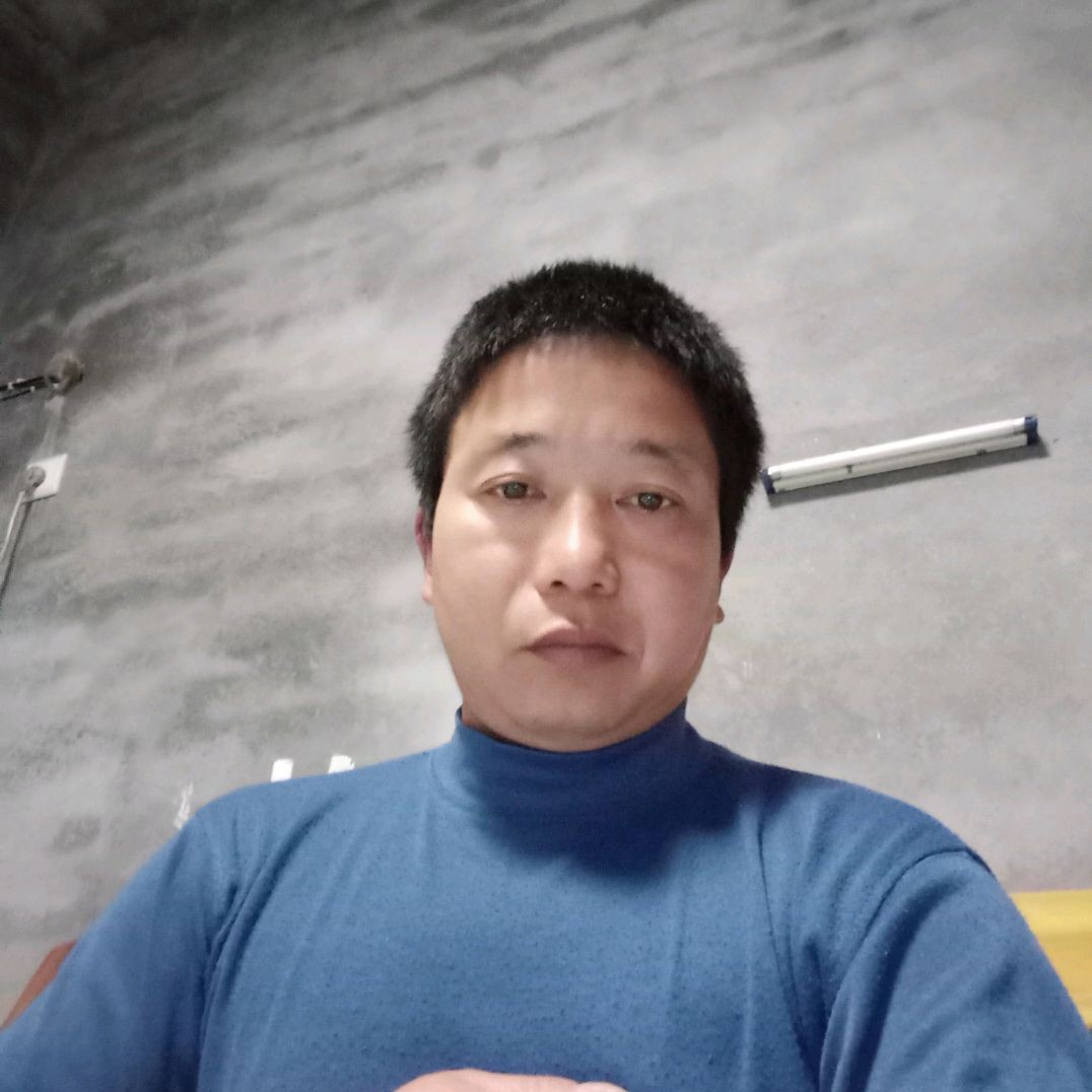 外套闻风中的照片