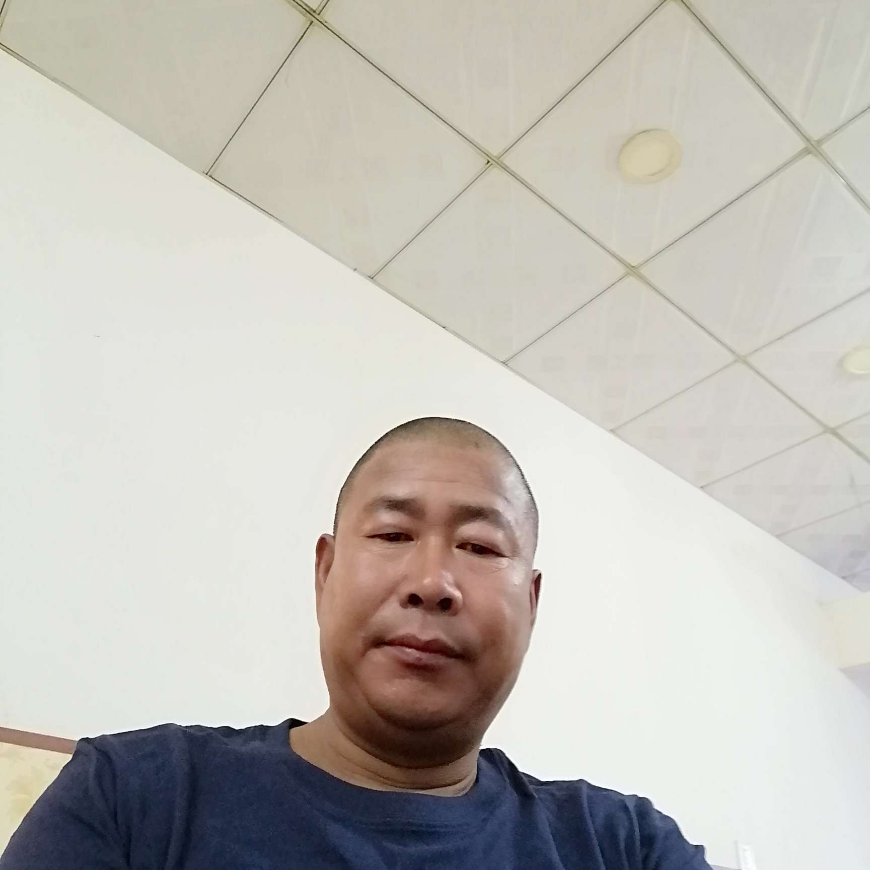善良挽手绿草的照片