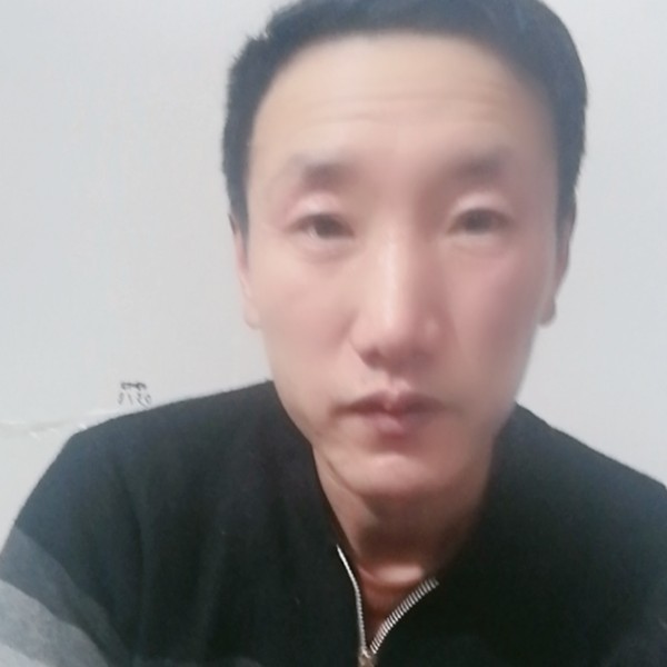 暧昧浅吻苗条的照片