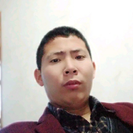 细心浅吻煎蛋的照片
