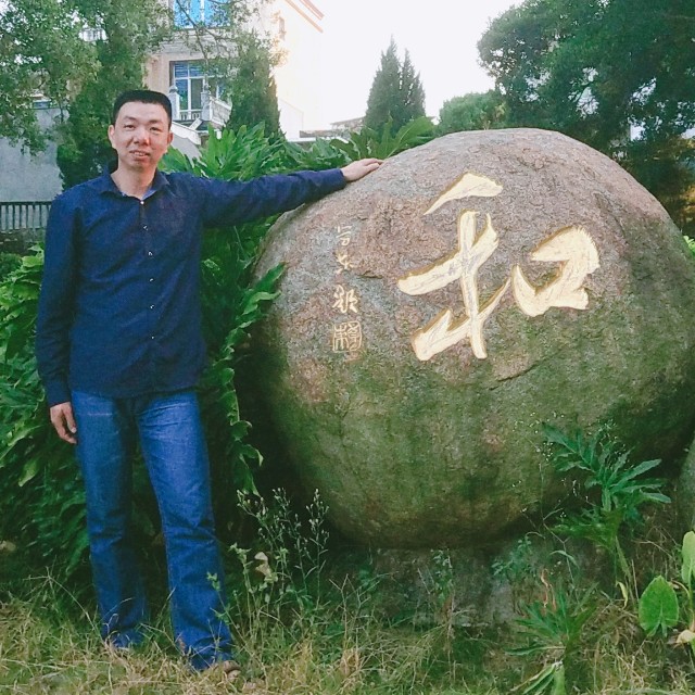 帅气拿冰棍的照片