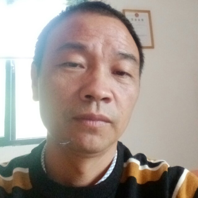 受伤西装的照片