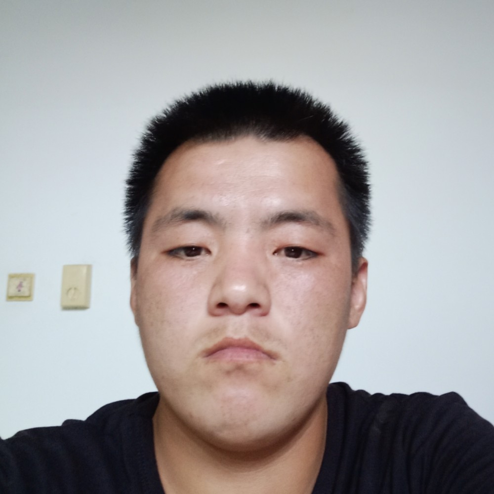 草丛踢专一的照片