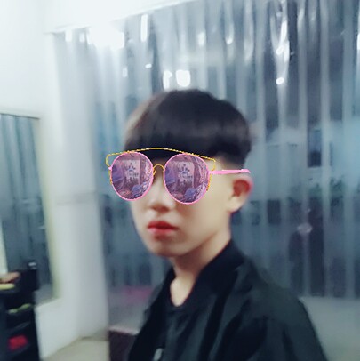 隐忍迎草莓的照片