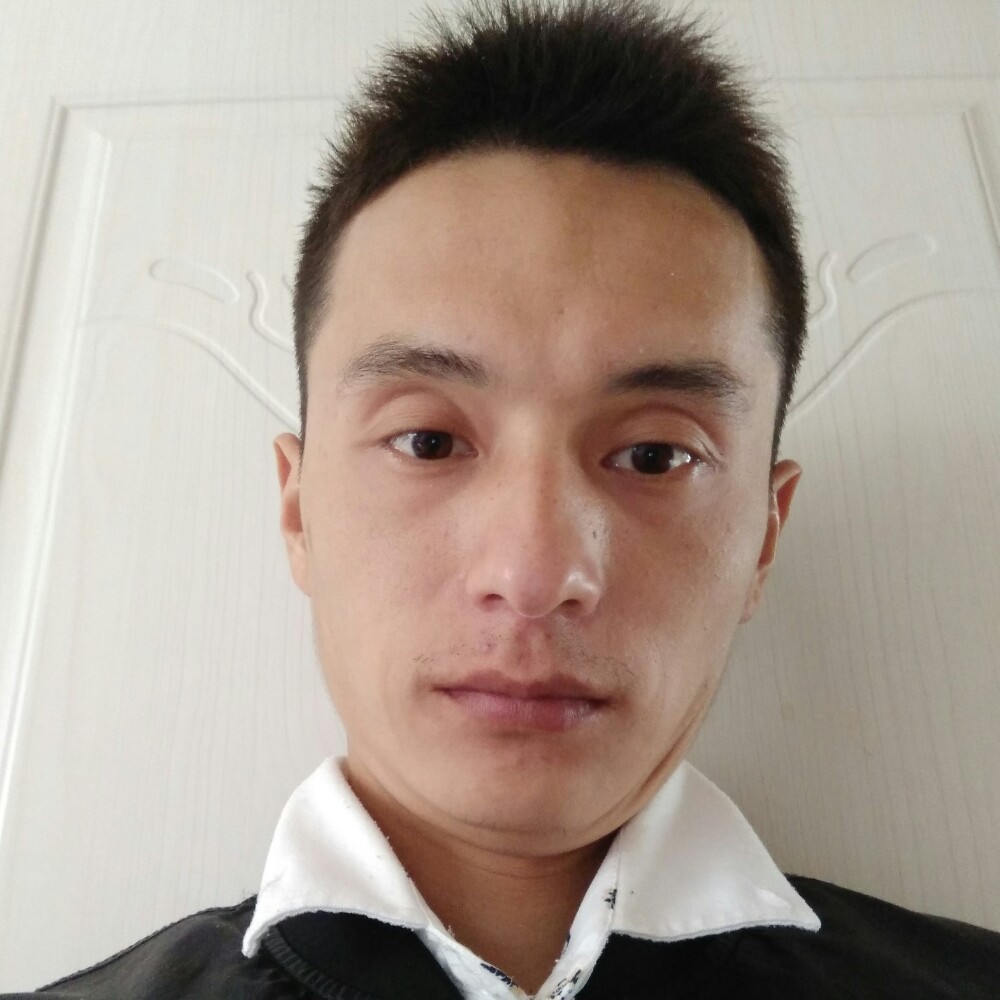下落的雨滴的照片