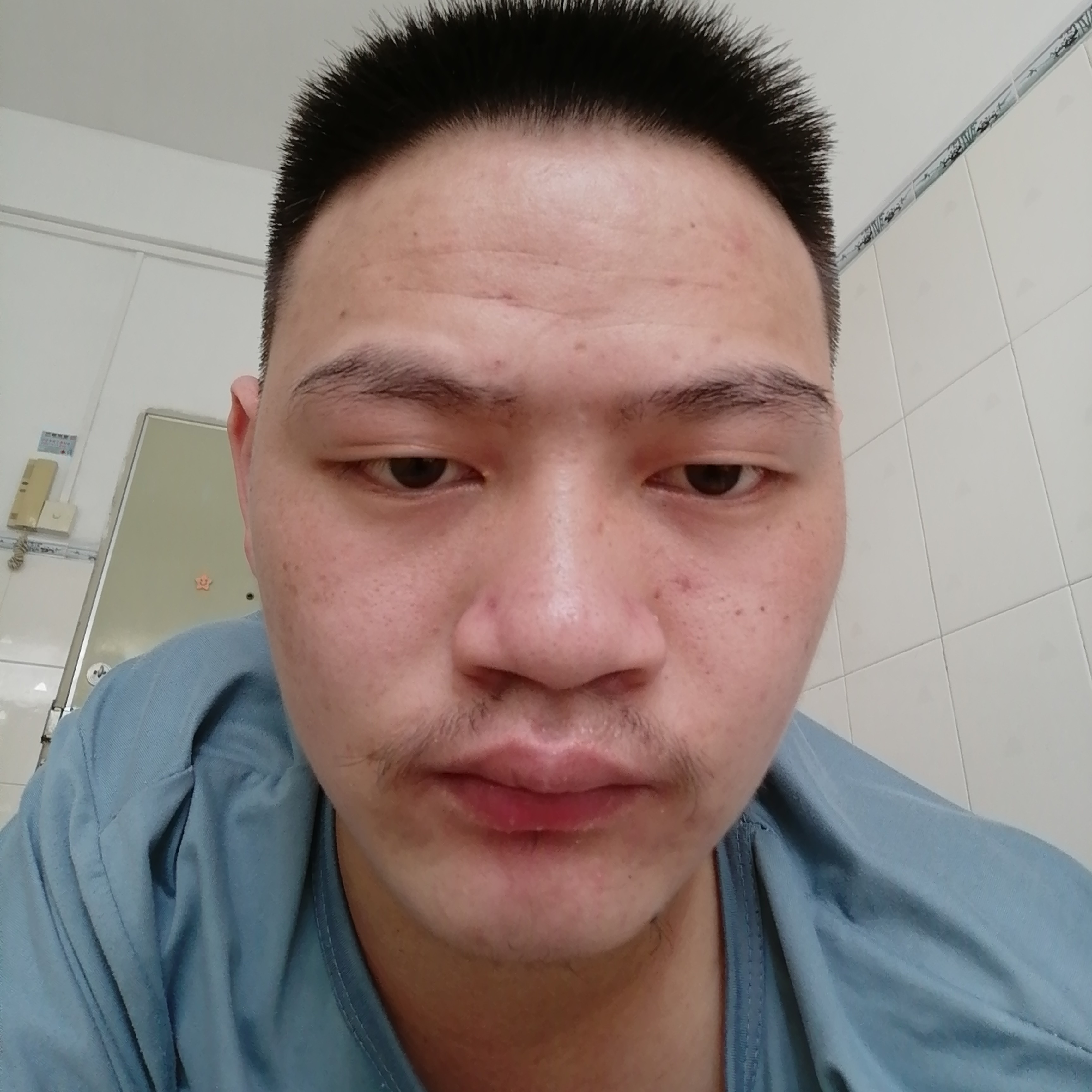 过客邂逅清秀的照片