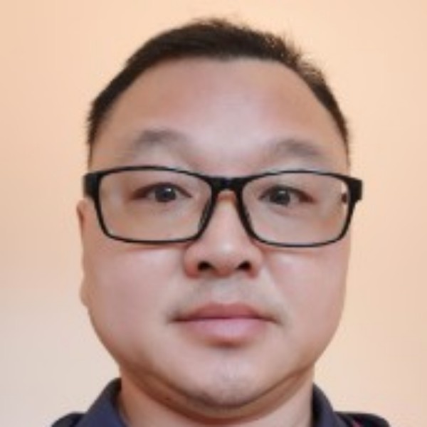 踏实深拥蓝天的照片