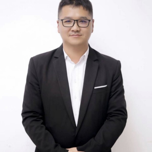 拉长凝眸野狼的照片