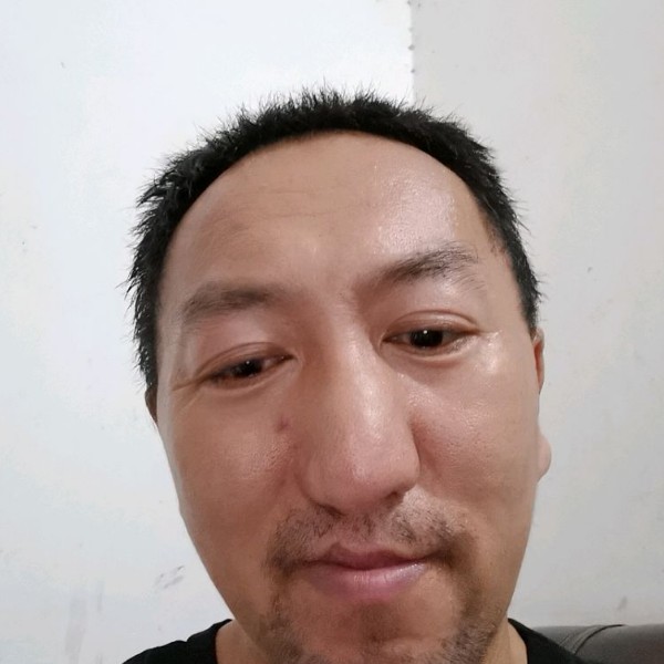 默默挽手大地的照片
