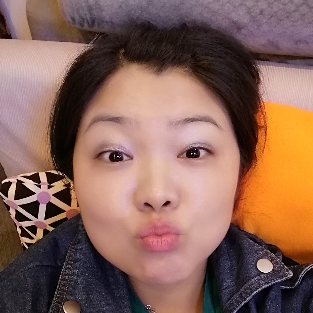 活泼踢羽毛的照片