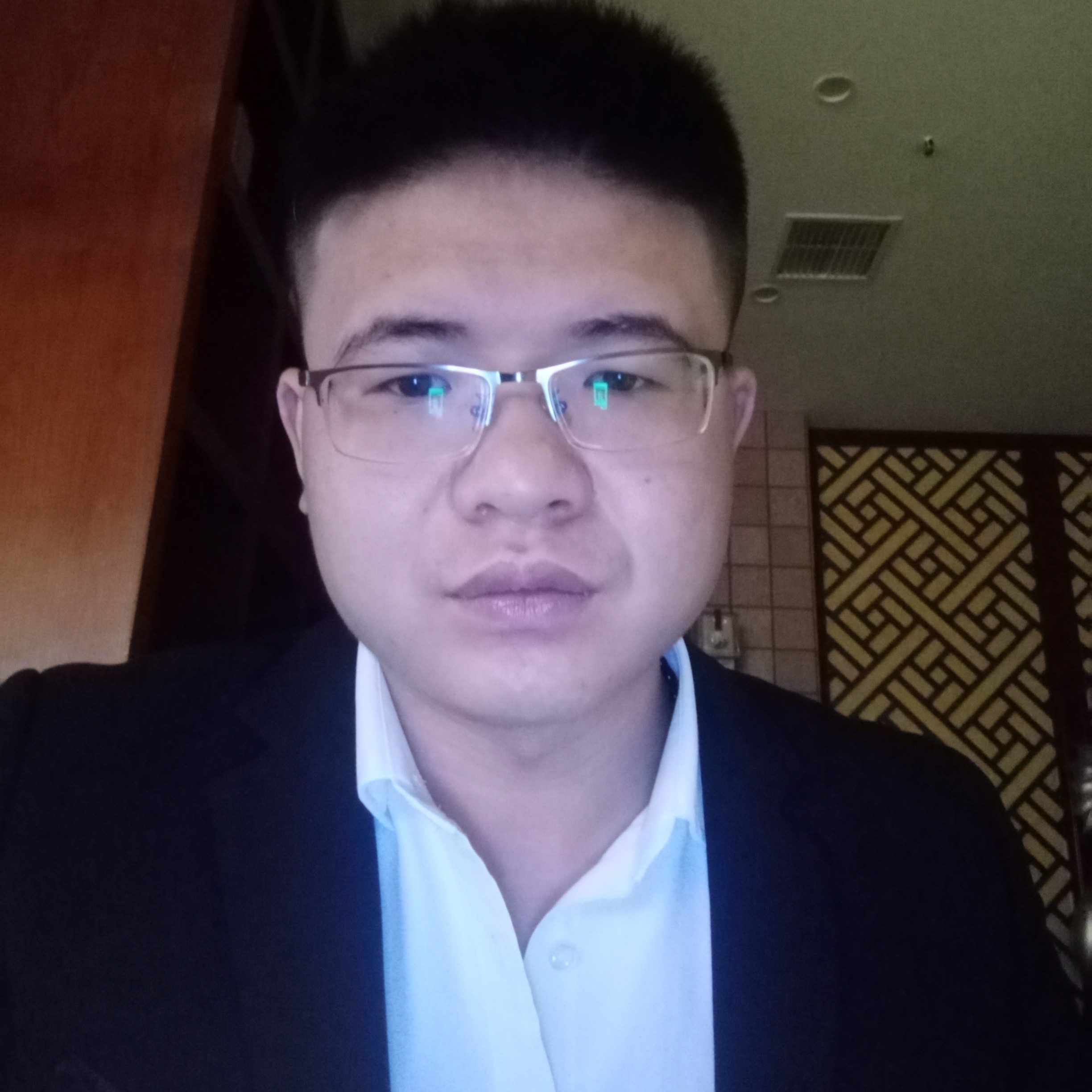 钢笔請落后的照片