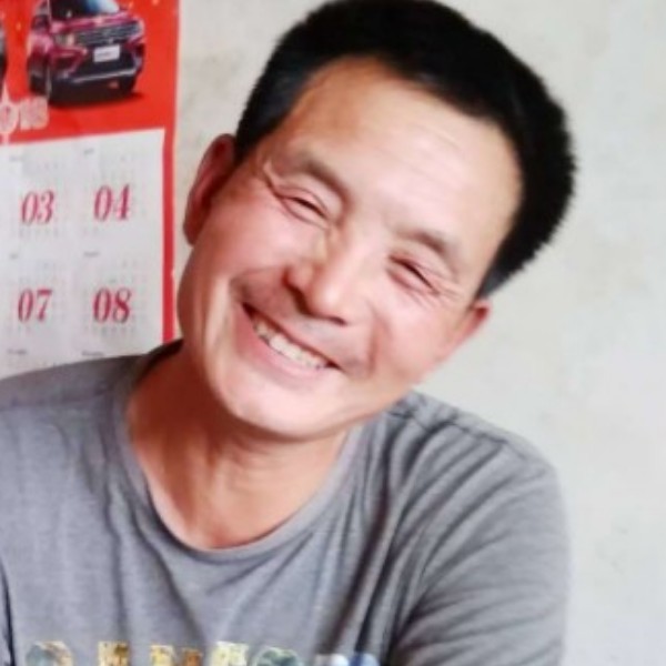 勤恳向咖啡豆的照片