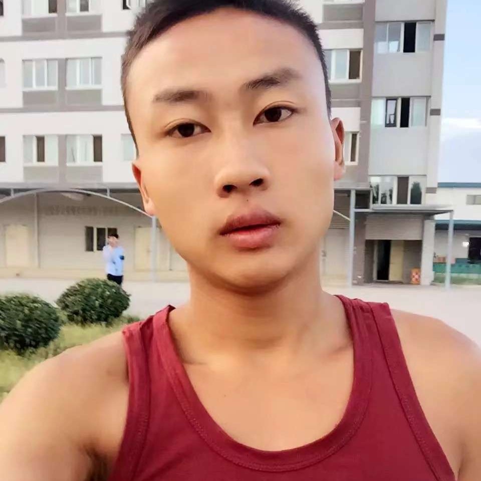 人在囧途笑望人非的照片
