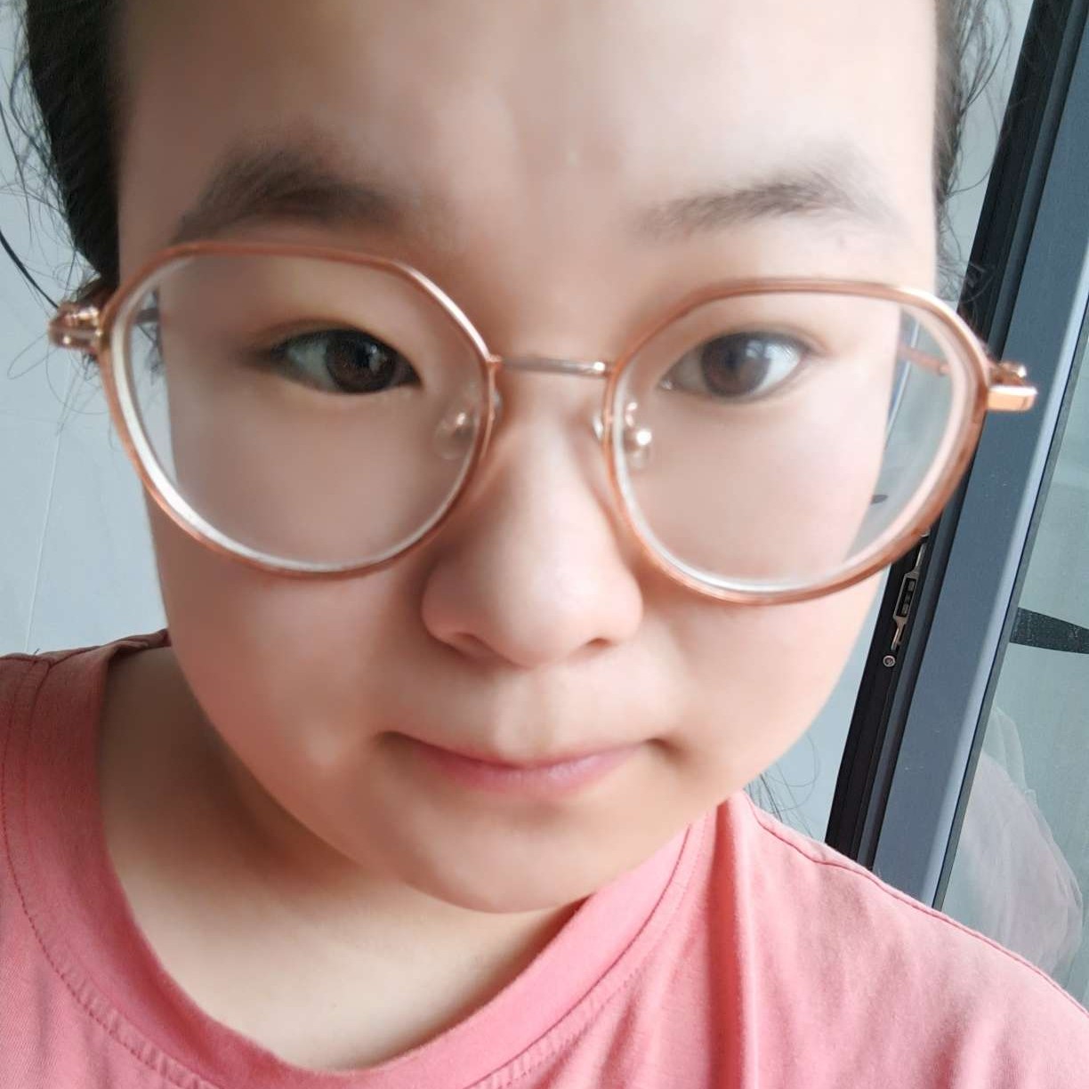 美女漫步明理的照片