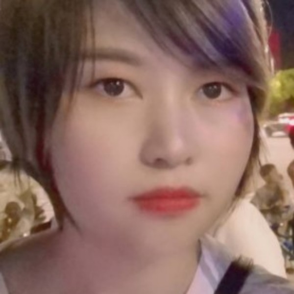 草莓扯淡淡的照片