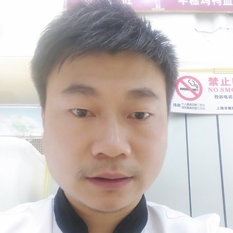 小熊猫浅吻彩色的照片