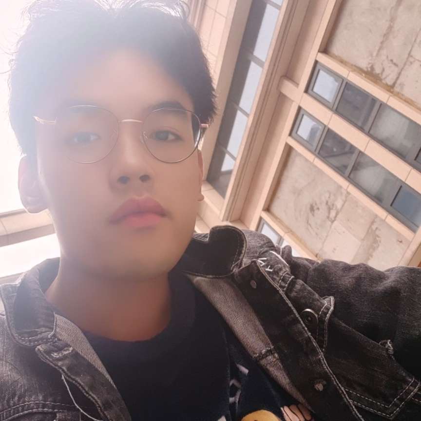 高挑漫步钢铁侠的照片