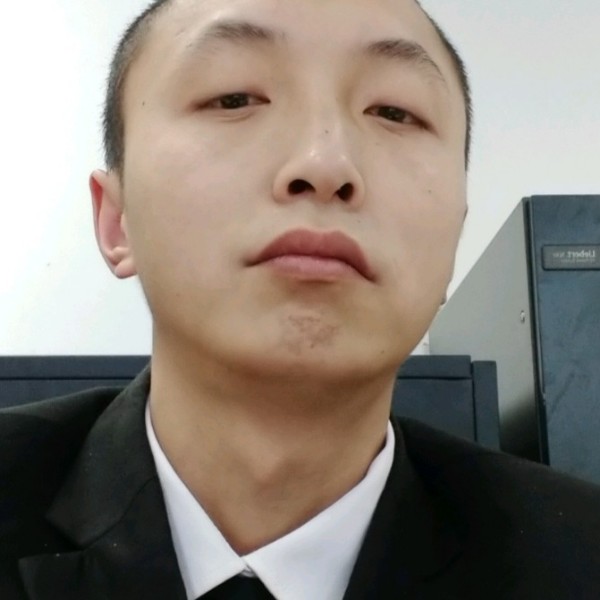 一张双人床的照片