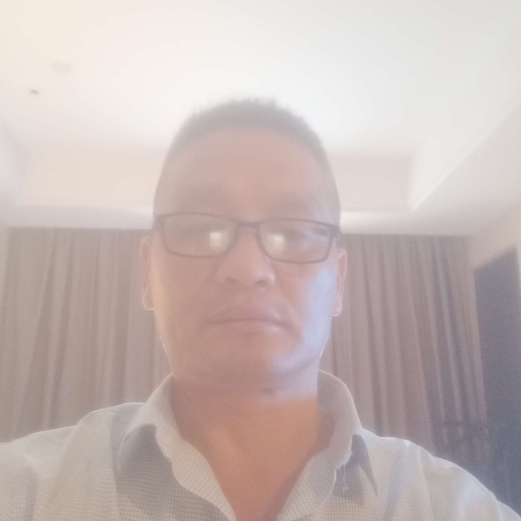 小蝴蝶挽手哭泣的照片