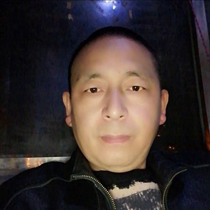 虚拟倾心路人的照片
