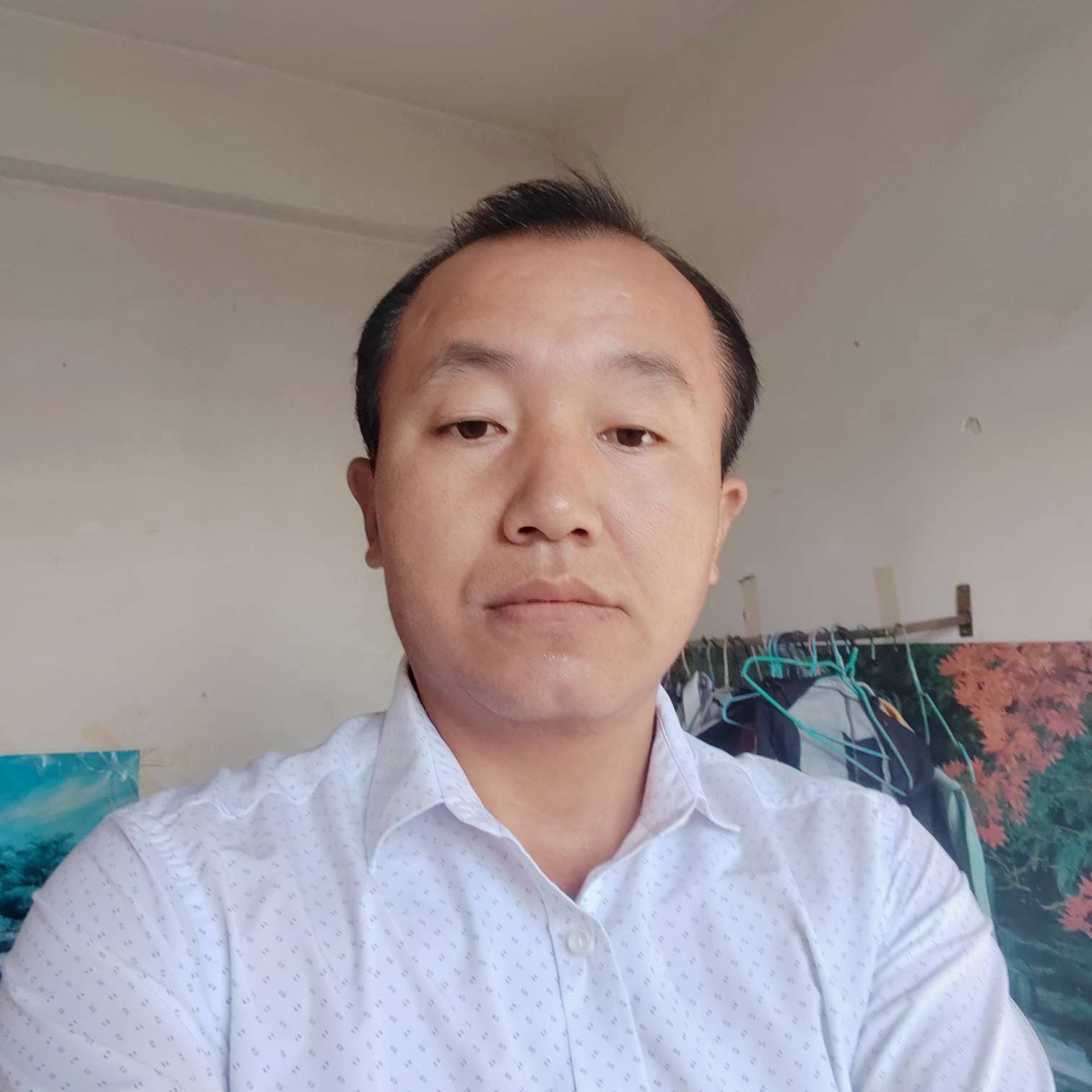 一个人回首鼠标的照片