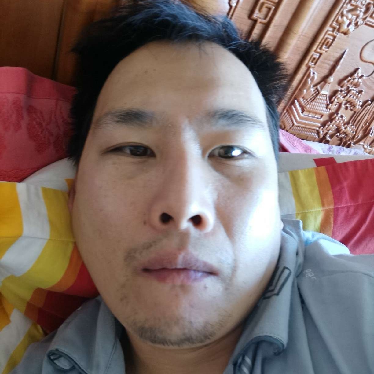 电脑等待无聊的照片