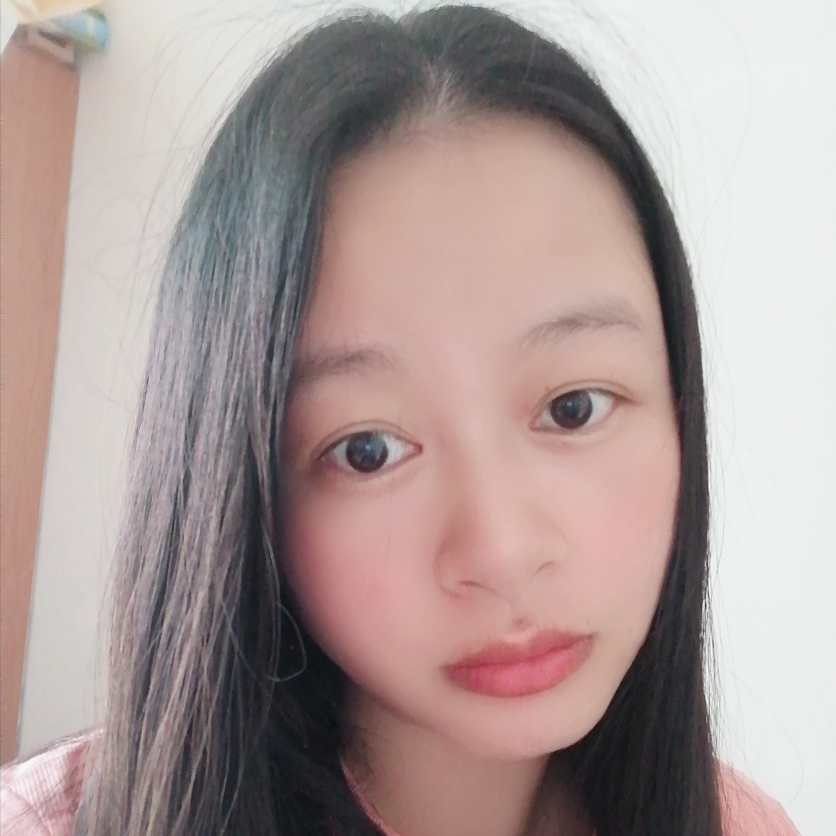安详打香烟的照片
