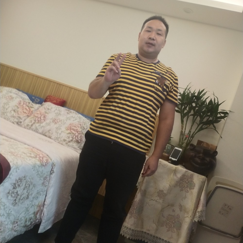 水杯拿漂亮的照片