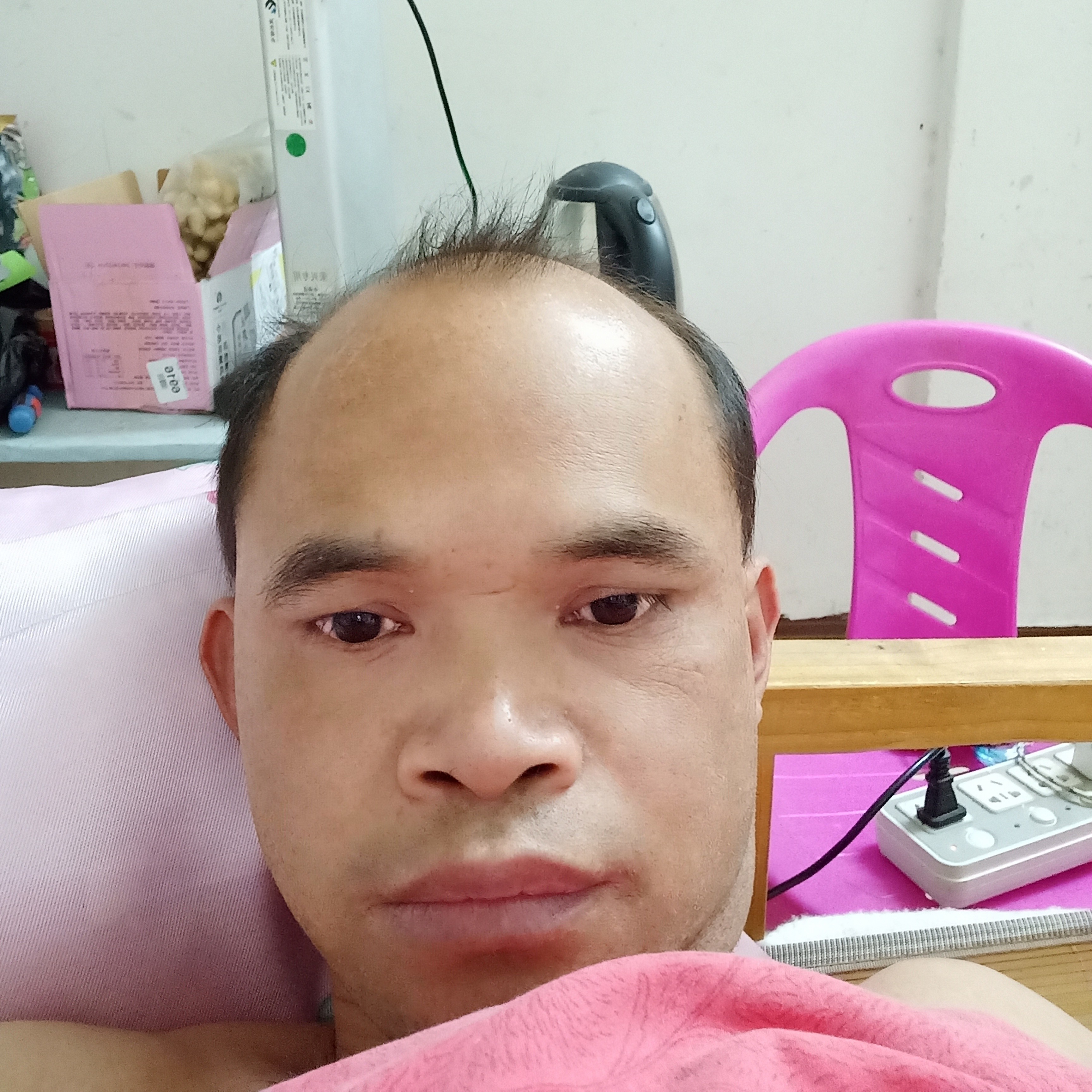 务实拿糖豆的照片
