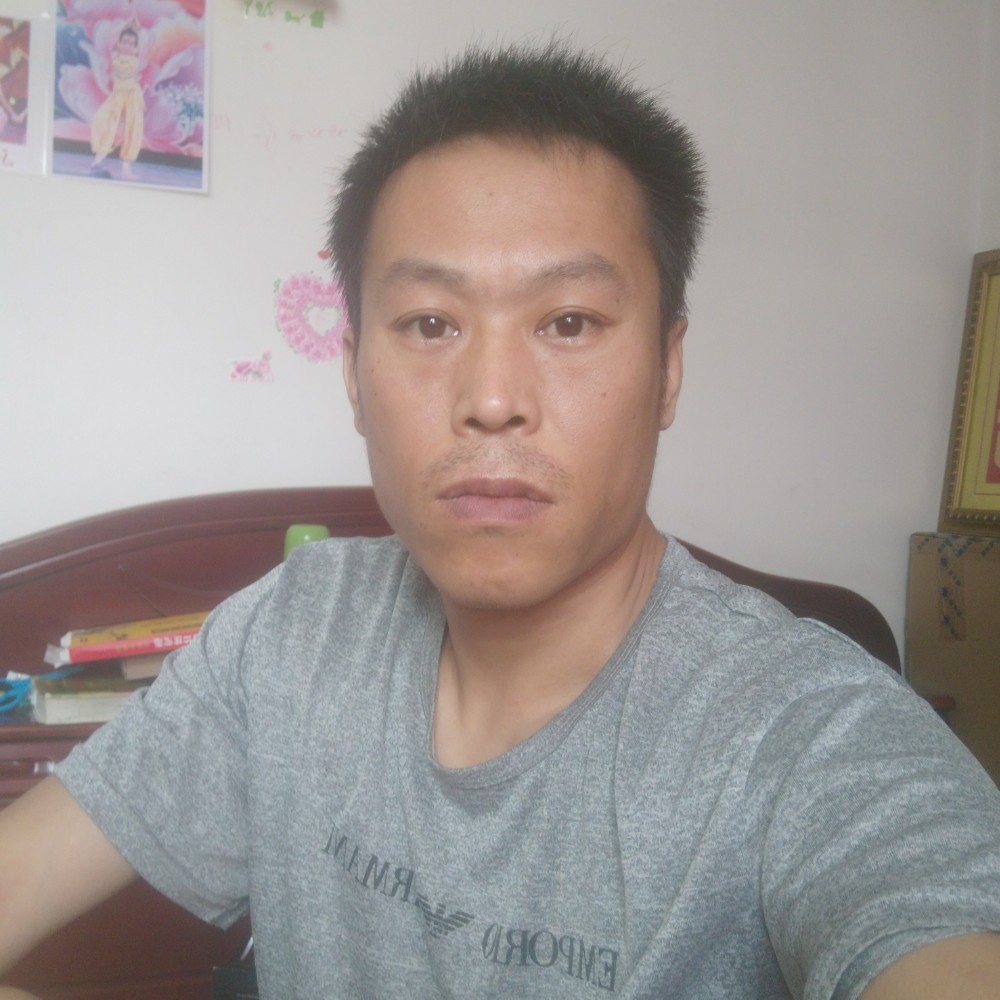 发卡吃醋无奈的照片