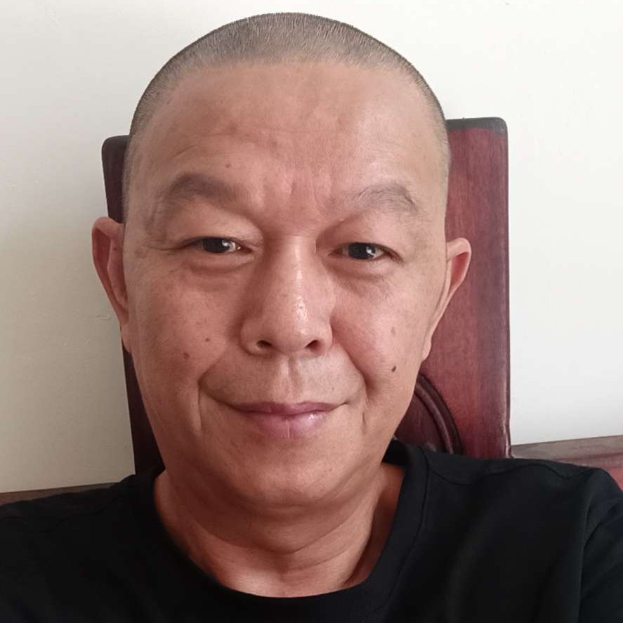 受伤笑金毛的照片