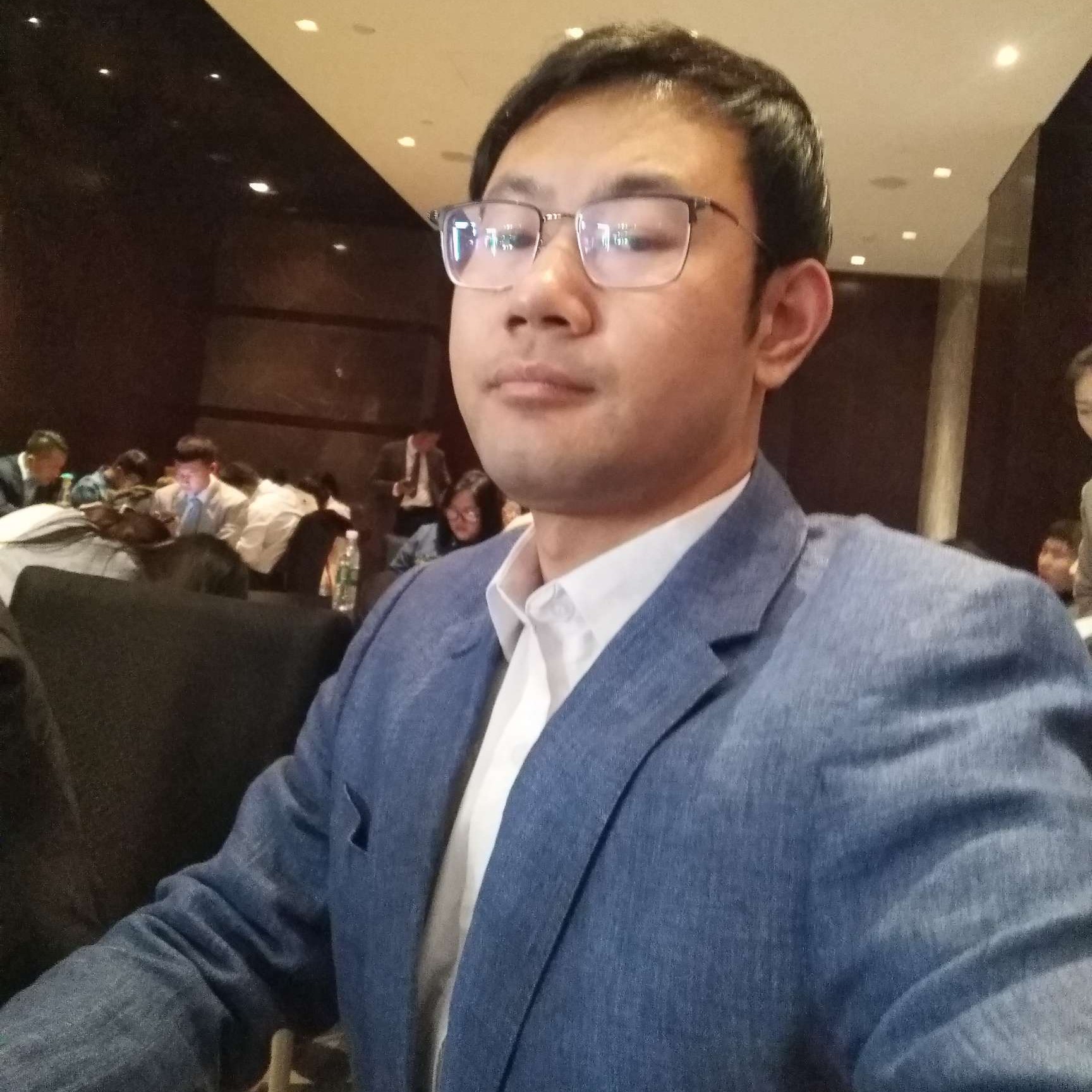 黑米浅吻甜美的照片