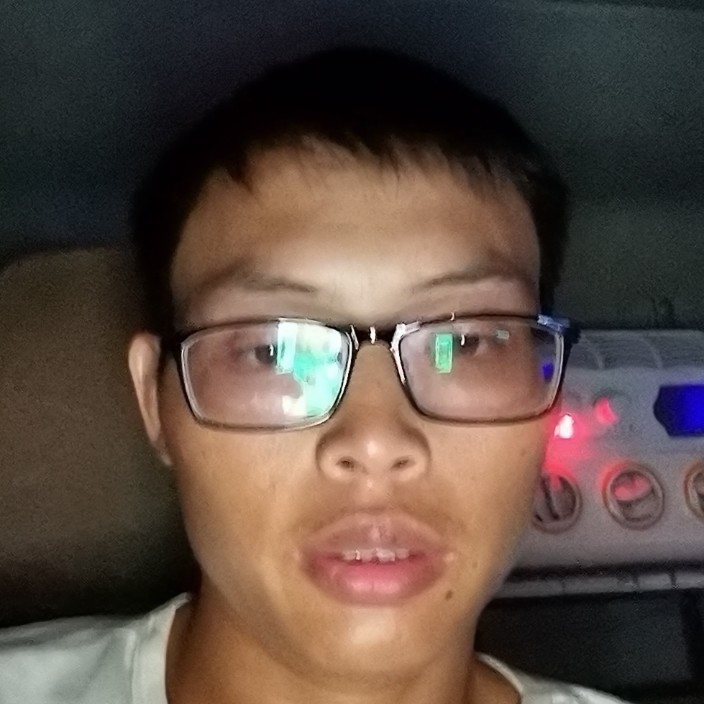 眯眯眼深拥凉笙的照片