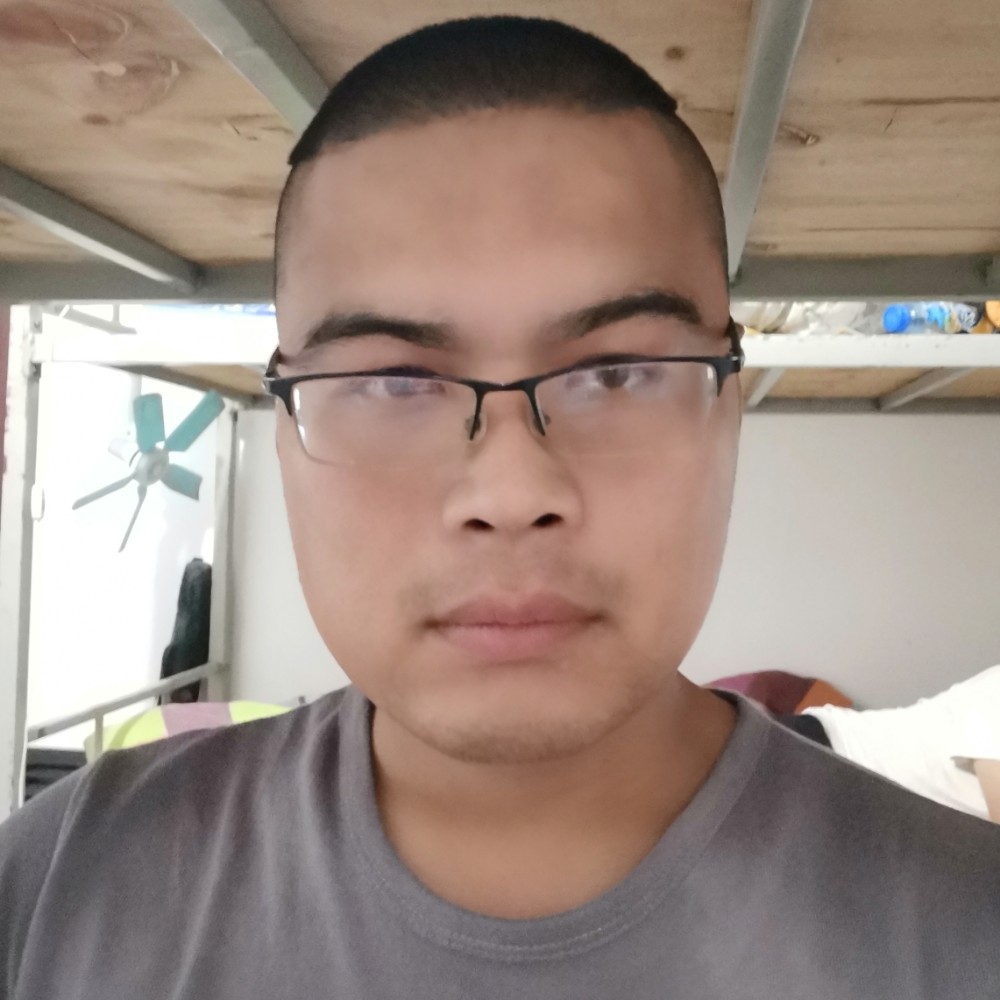 山楂树下一头猪的照片