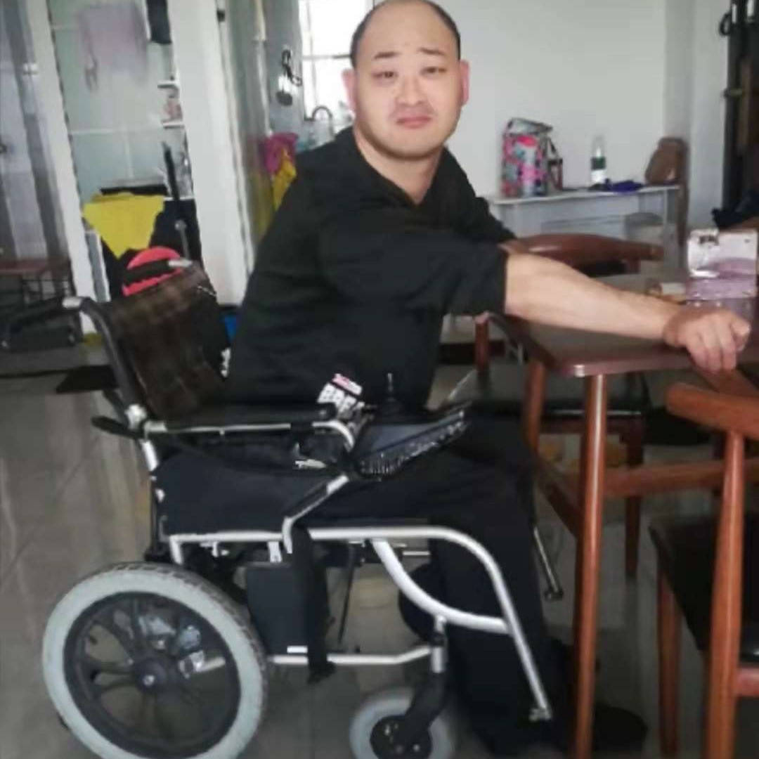 残疾男孩的照片