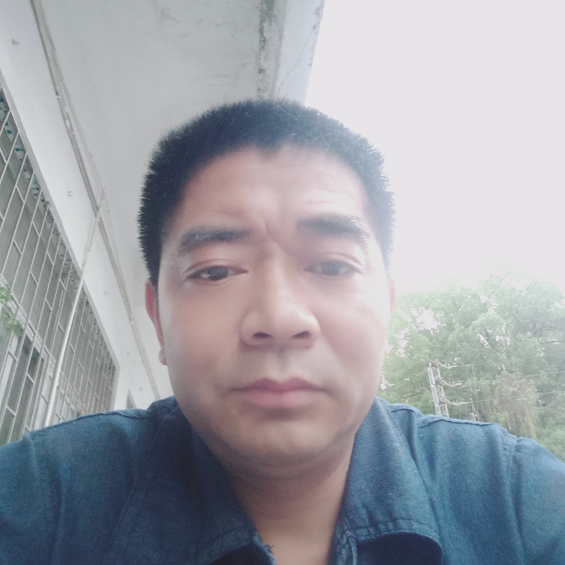 友好扯眼睛的照片