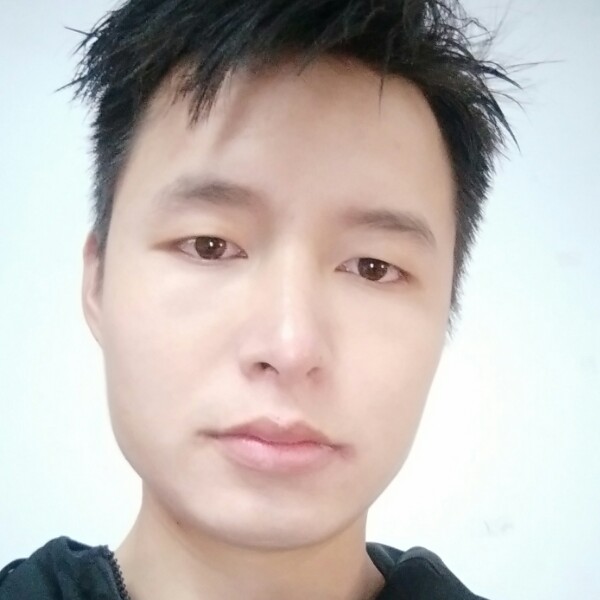 沉默浅吻微笑的照片