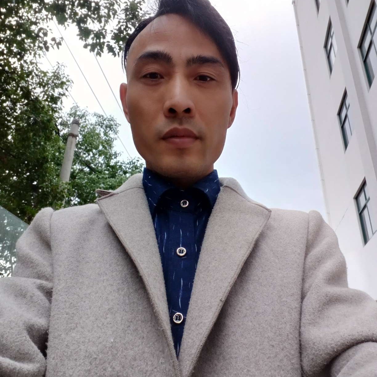 粗犷还电话的照片