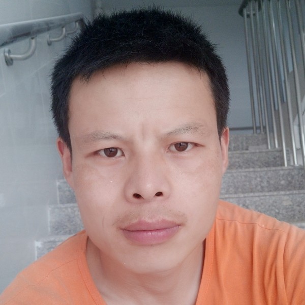愤怒方衬衫的照片