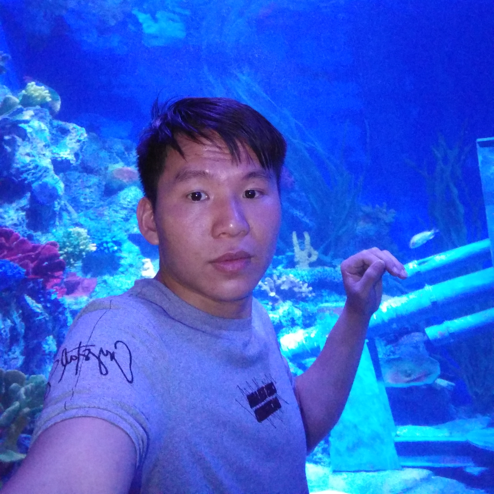 幸福打水杯的照片