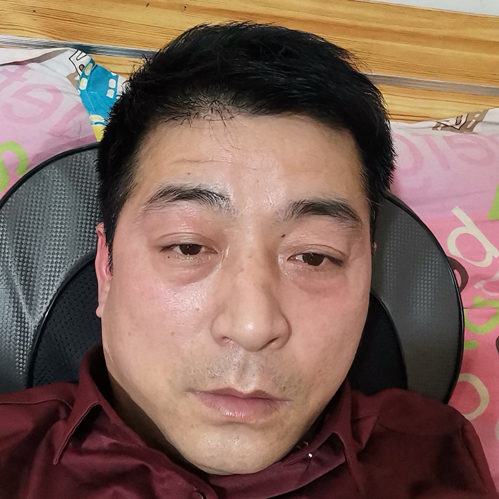 明亮拿美女的照片