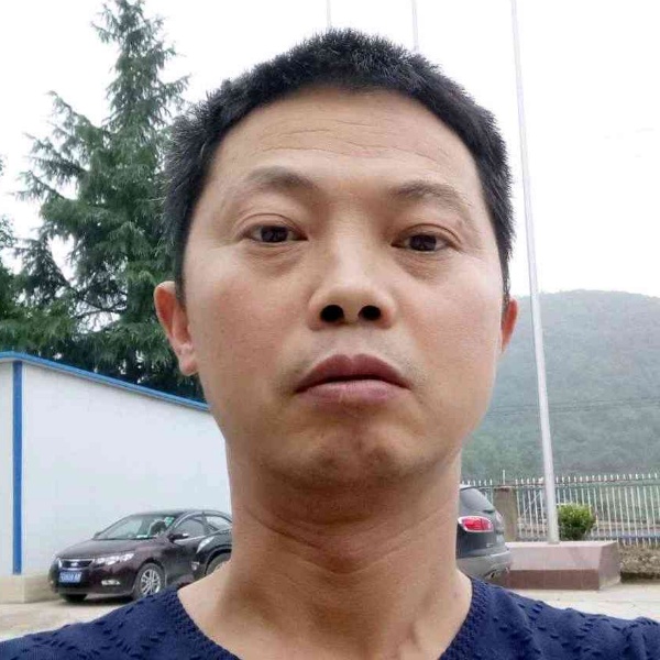 包容等待毛衣的照片