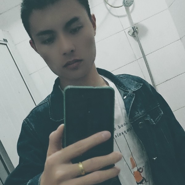 认真改变草莓的照片