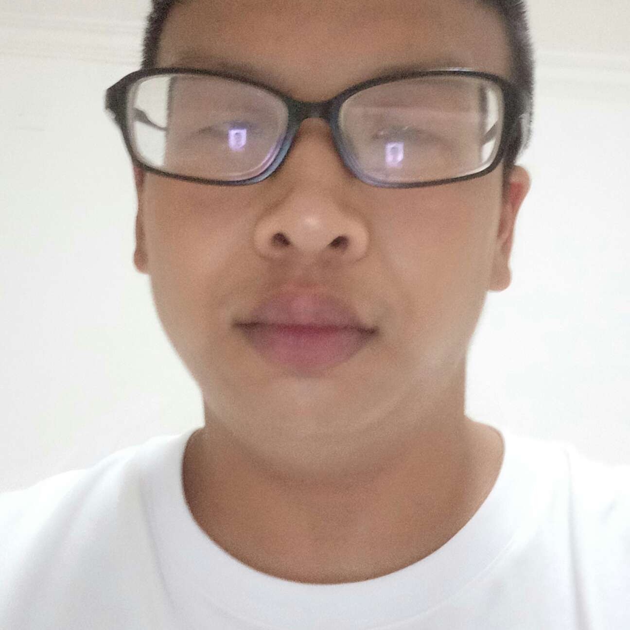 平头小男孩的照片